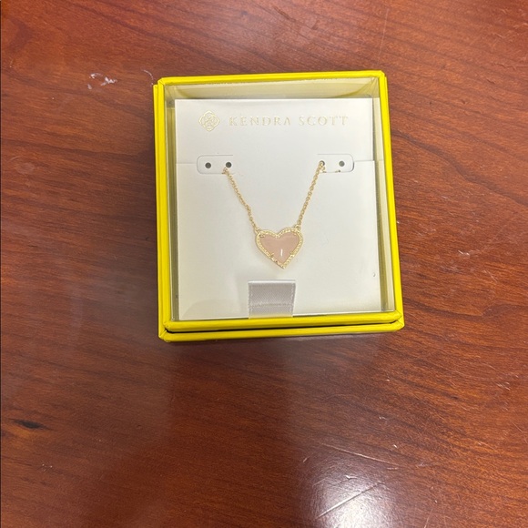 NWT Kendra Scott Ari Heart Gold Pendant Necklace in Rose Quartz - Picture 4 of 7
